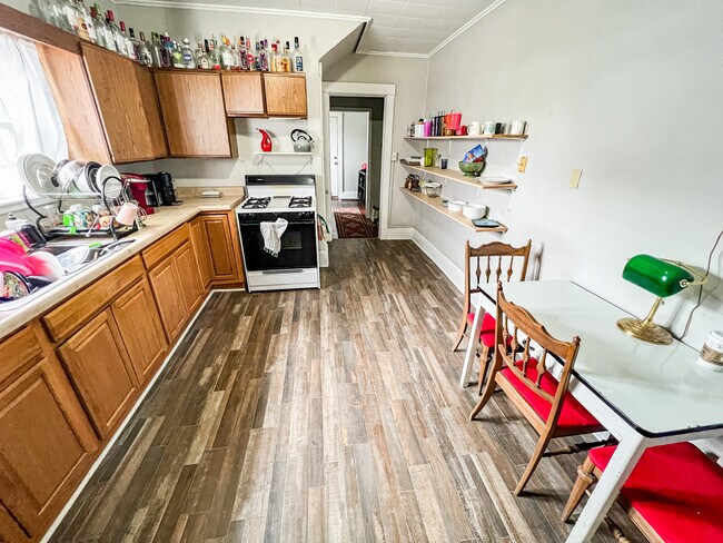 Extra Large Kitchen - 205 S Hyland Ave