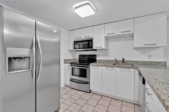Building Photo - 2302 S Cypress Bend Dr