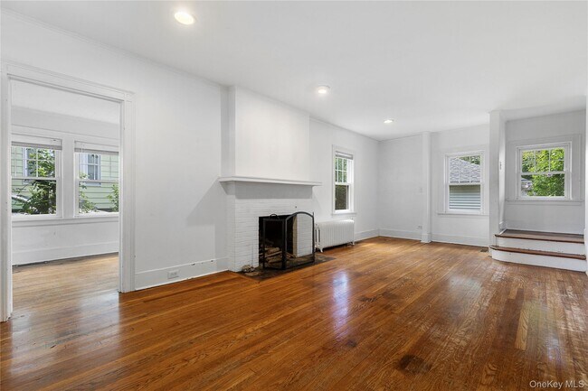 Foto del edificio - 15 Roosevelt Ave