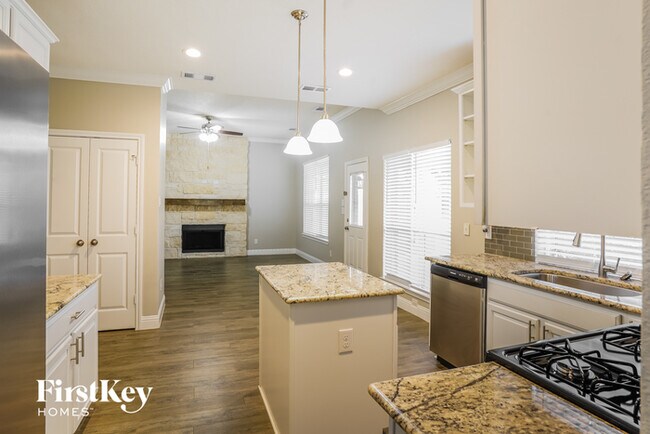 Foto del edificio - 6631 Forest Mill Ln
