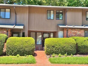 Building Photo - 907 Oak Tree Dr