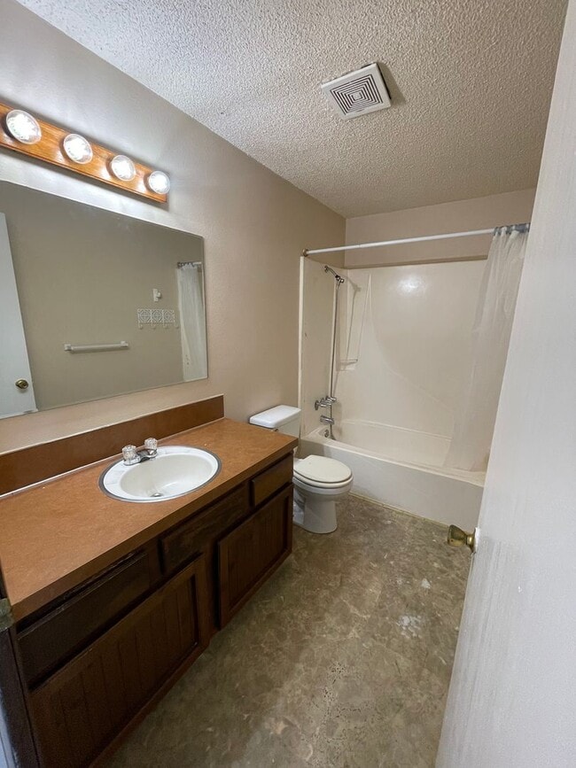 Building Photo - 3 bed 1 bath upstairs apartment with deck ...