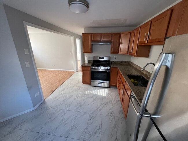 Building Photo - 3021 W Belmont Ave