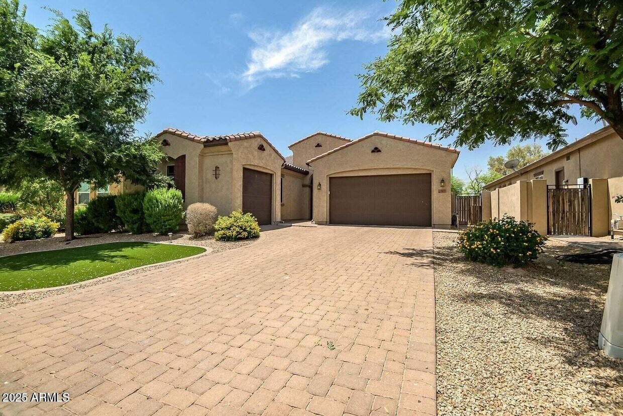 Foto principal - 15677 W Almeria Rd