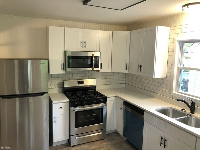 Building Photo - 4 br, 1 bath House - 28285 W Oak St