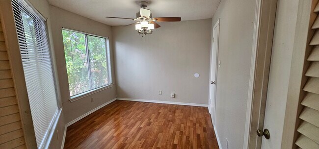 Foto del edificio - 9803 Walnut St