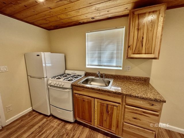 Building Photo - Cute Affordable Studio