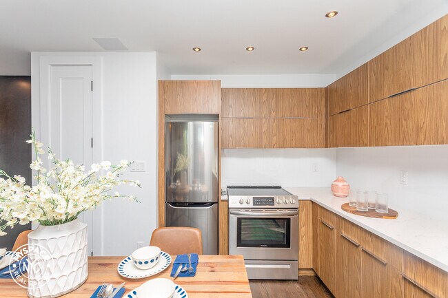 Building Photo - 495 St Johns Pl