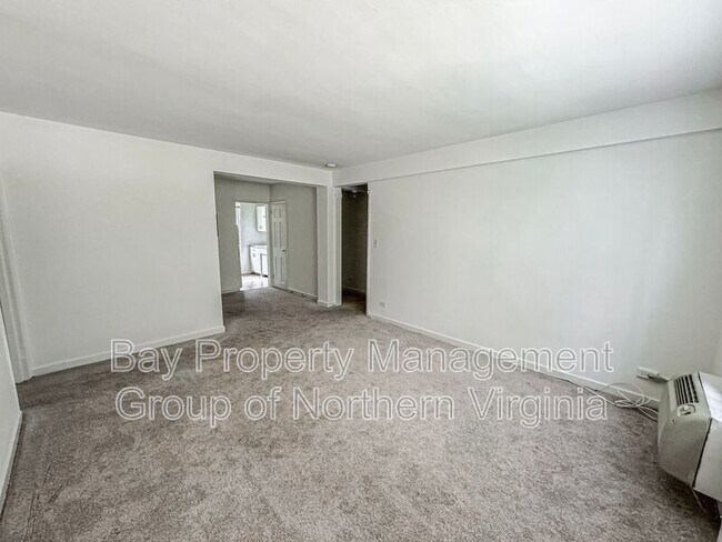 Foto del edificio - 214 N George Mason Dr