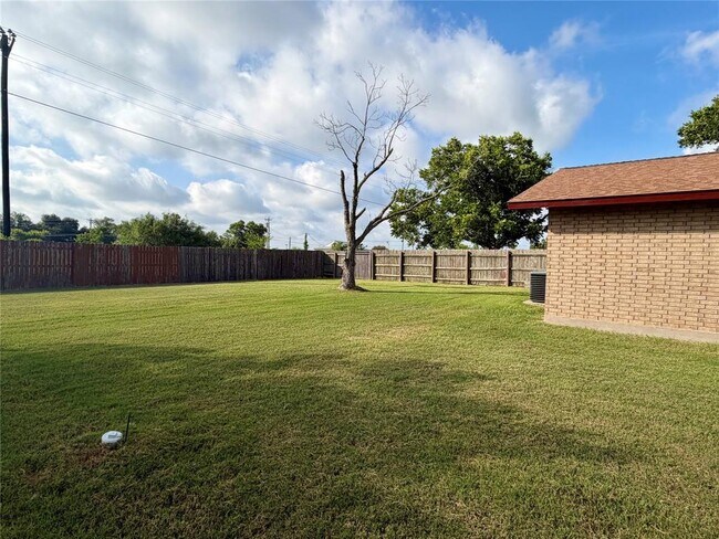 Foto del edificio - 16219 Greenwood Dr