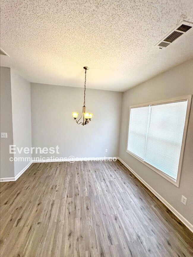Foto del edificio - 8619 Thomas Rd