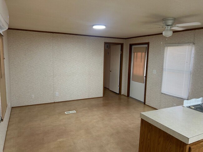 Foto del edificio - MOVE-IN READY!