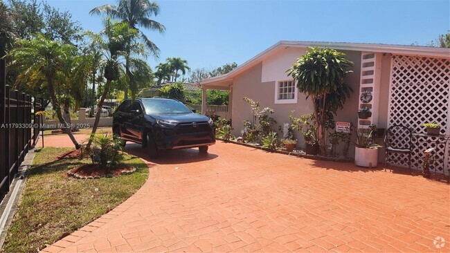 Building Photo - 9740 Colonial Dr