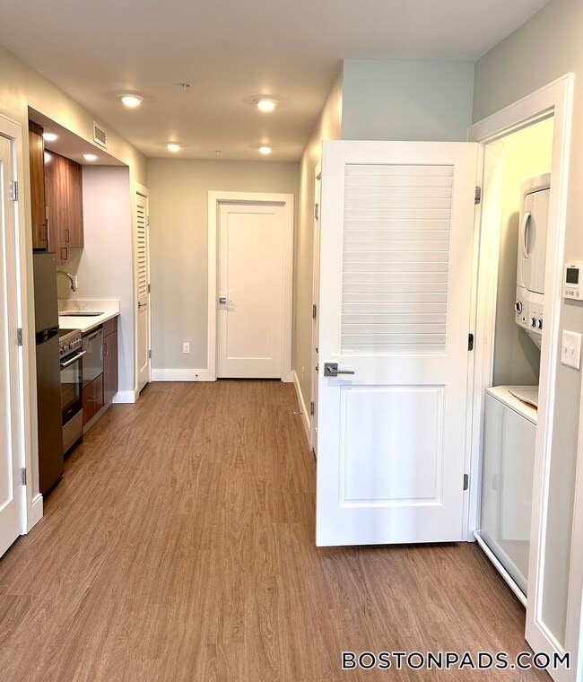 Building Photo - 517 Main St