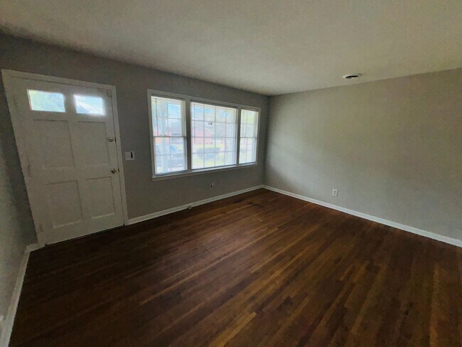 Building Photo - 3 Bedroom 1 Bath Available NOW!