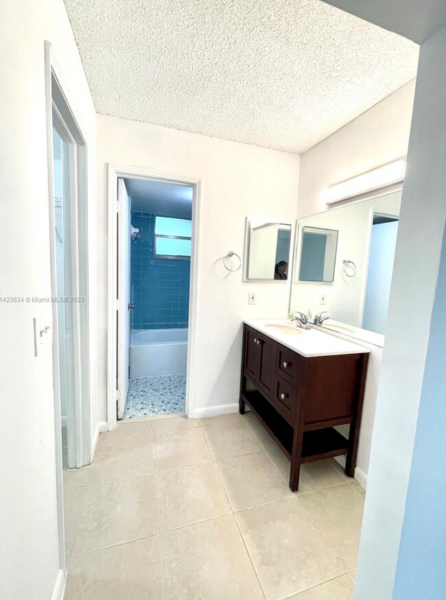 Building Photo - 9400 Live Oak Pl