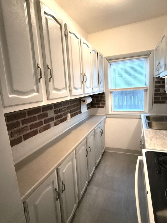 Building Photo - 823-825 Main Street