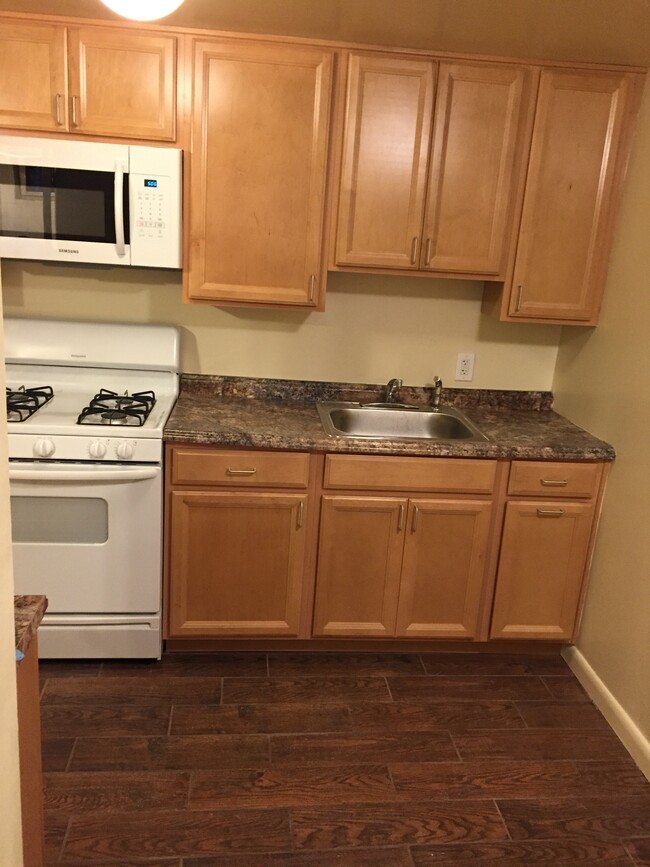 Kitchen with Gas stove/Range - 1910 Sulgrave Ave