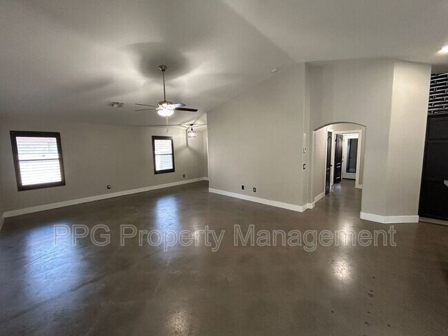 Building Photo - 13932 W Mauna Loa Ln