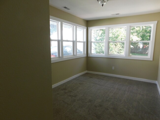 Building Photo - Beautifully remodeled 2 bedroom/1 bath hou...