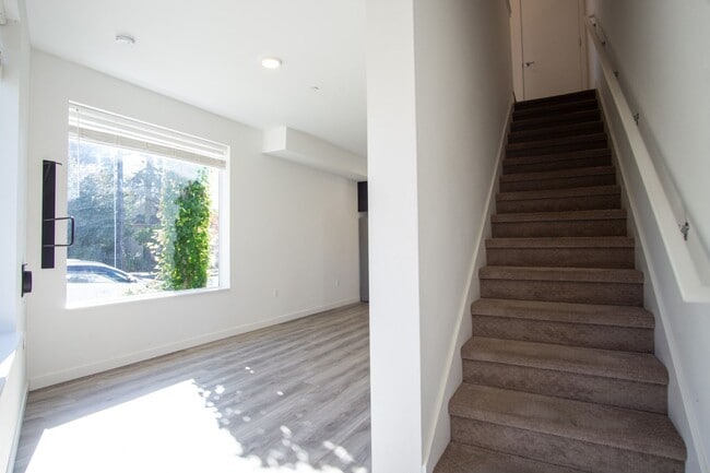 Building Photo - Stylish 2-Bedroom Townhouse in St John's R...