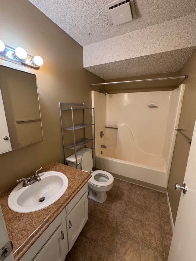 Building Photo - Come see this cozy 2 Bedroom, 1 Bathroom U...
