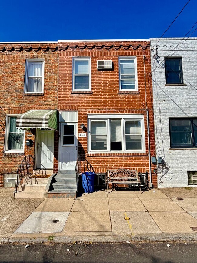 SPACIOUS 3bd/1.5ba at Port Richmond Home - SPACIOUS 3bd/1.5ba at Port Richmond Home