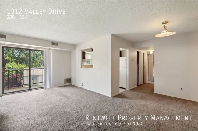 Building Photo - 1BR plus Bonus Room 1BA Condo located in G...
