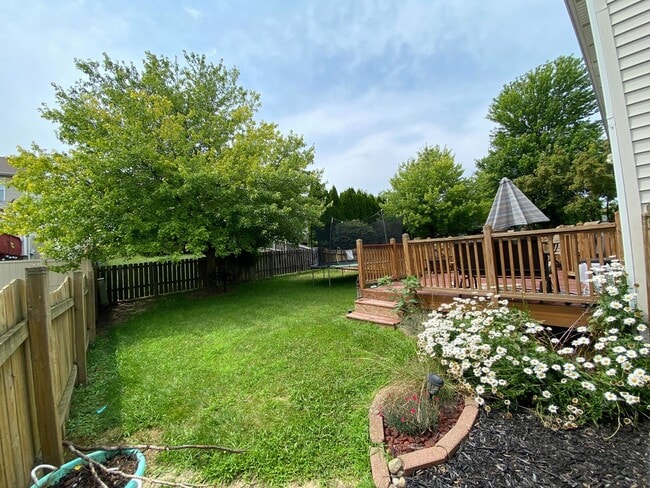 Foto del edificio - Beautiful 3BR, 2.5 bath townhouse in north Normal. Over 2300 square feet. New carpet throughout. ...