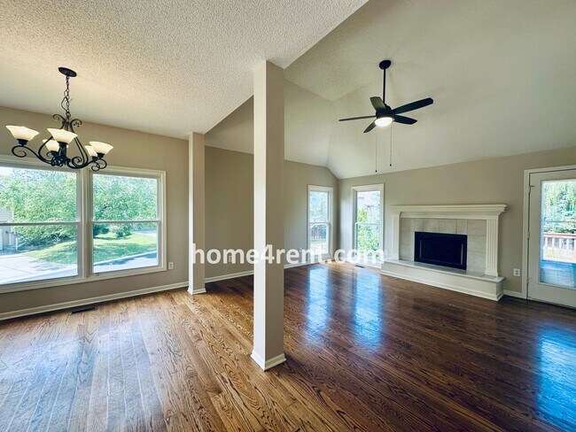 Foto del edificio - Brand New Paint, Wood Floors, Walkout Fini...