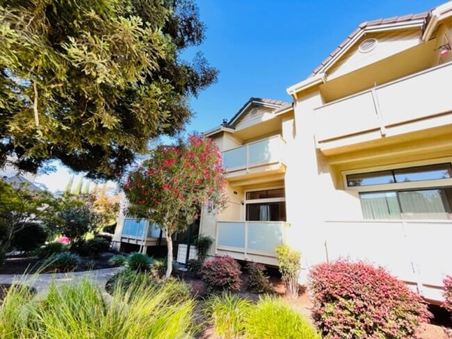 Building Photo - Move-In Ready, 2BD/2BA, Upper-Level, Singl...