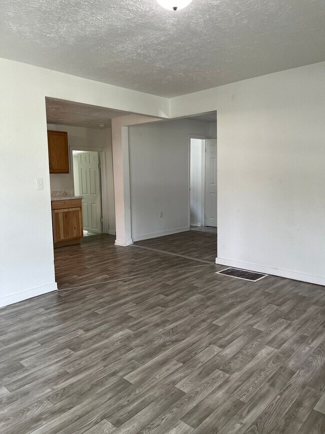 Foto del edificio - More Space, More Possibilities, More Room to Call Home!