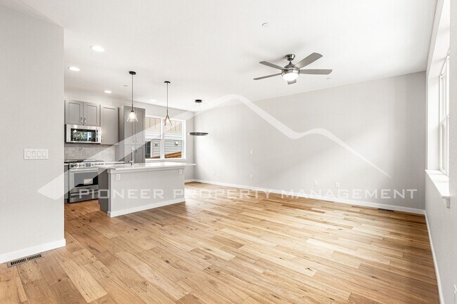 Building Photo - Beautiful Home with 2 Car Garage and Centr...