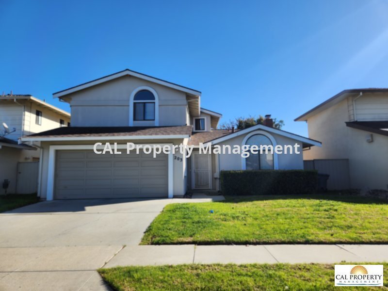 3 Bedroom 3 Bath home in South Salinas!