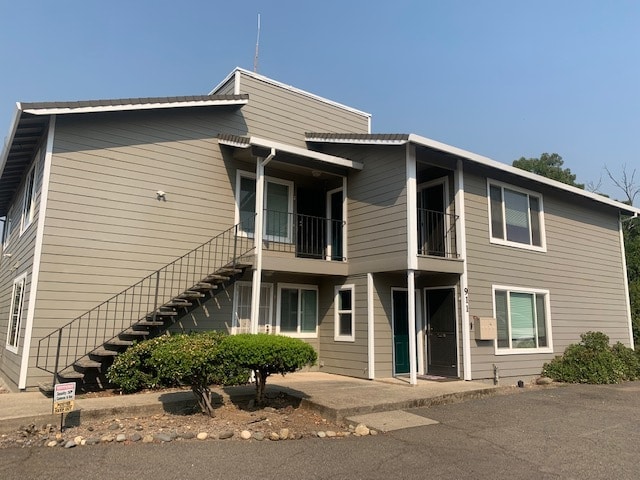 Second Floor Apartment with small deck - 911 Jamieson Ct