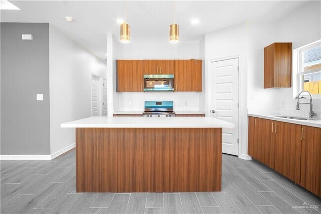 Building Photo - 608 N Onyx Ave