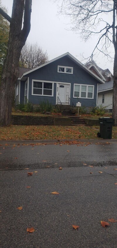 Foto principal - 832 W 2nd St