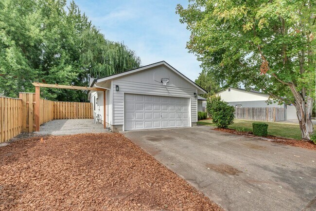 Foto del edificio - Updated Single Level Home with Large Fence...