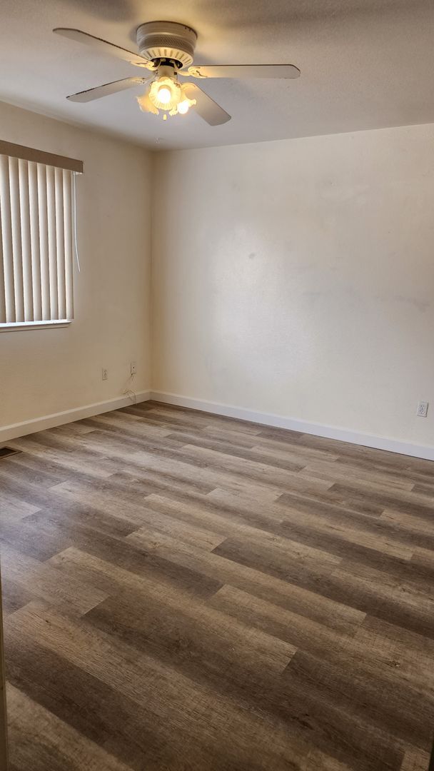 Foto del edificio - 5921 Begonia Ct