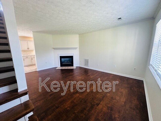 Building Photo - 2207 Crestpark Rd