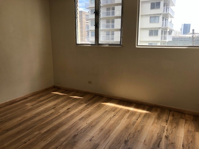 Building Photo - 2/1/1 Nice and Includes utilities!