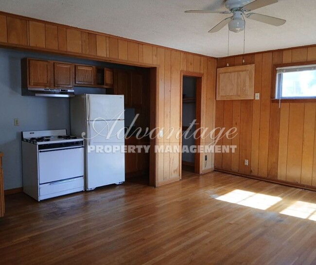 Building Photo - Charming Studio Apartment - Parkway Villag...