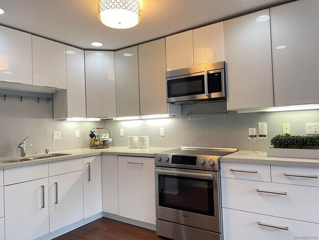 Foto del edificio - Updated Gated Condo with Pool Access Near SDSU & Shopping