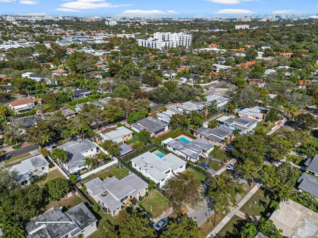 Foto del edificio - 5841 SW 13th St