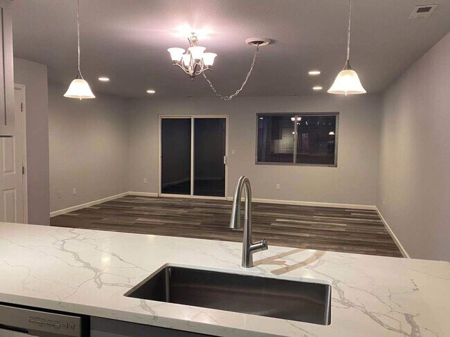 Foto del edificio - CLICK "REQUEST A TOUR" NOW!