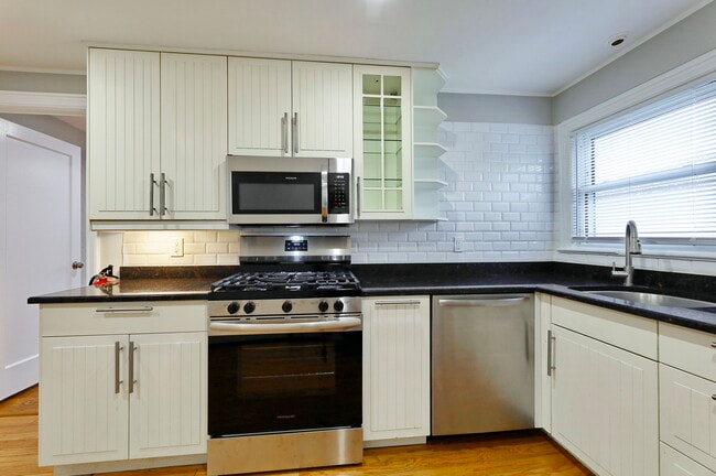Building Photo - 136 Chestnut St