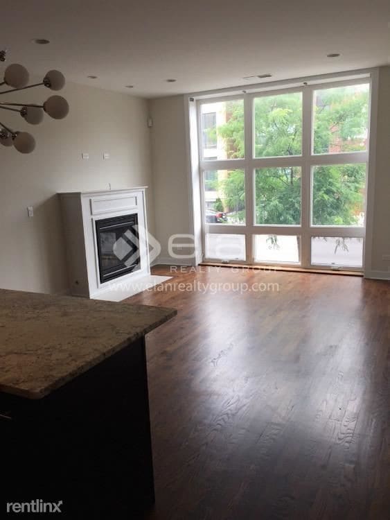 Building Photo - 3634 W Montrose Ave