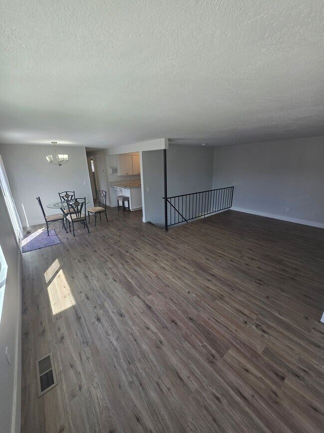 Foto del edificio - Spacious 4 bedroom 3 bathroom townhouse!