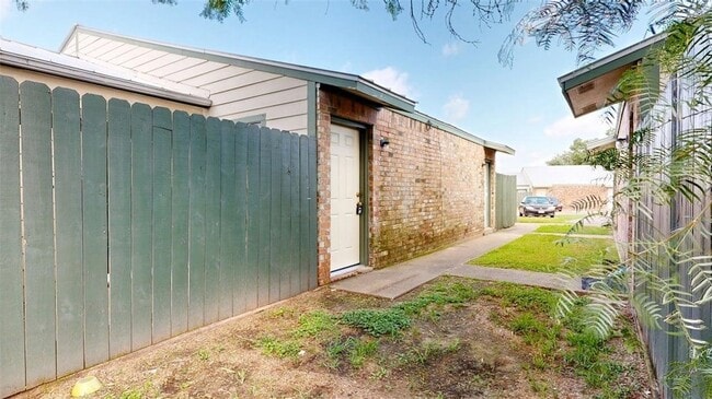 Building Photo - 725 Peppertree Dr