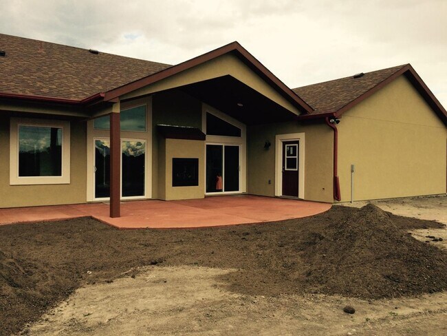 Building Photo - 853 Circle Rd